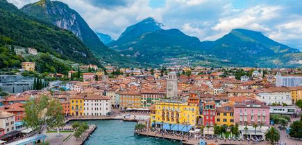 Blick auf den kleinen Hafen und einige Häuser in Riva del Garda.
