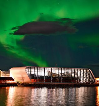 NAchthimmel mit grün schimmernden Nordlichtern