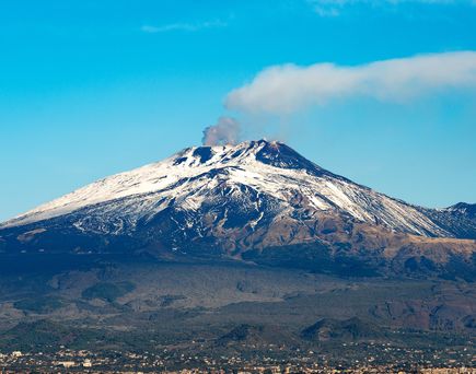 Der Vulcan Etna mit Schnee auf dem Gipfel.