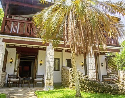 Serena Beach Resort & Spa Außenansicht von Wohnung mit Palmen