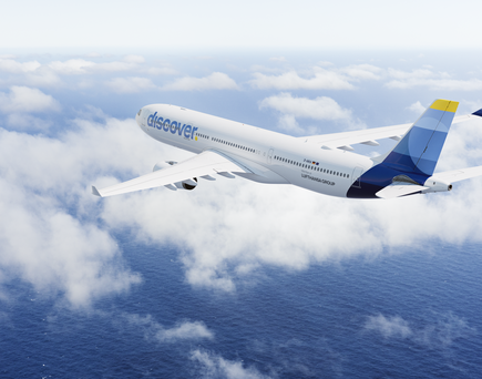 Ein Flugzeug Typ A330 300 der Discover fliegt über den Wolken
