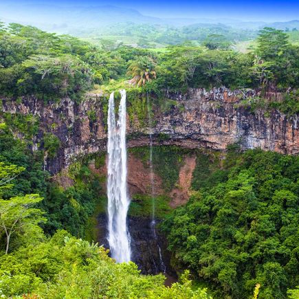 Wasserfall im Dschungel vor Felswand