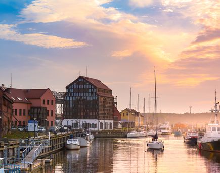 Eine Hafenstadt beim Sonnenuntergang