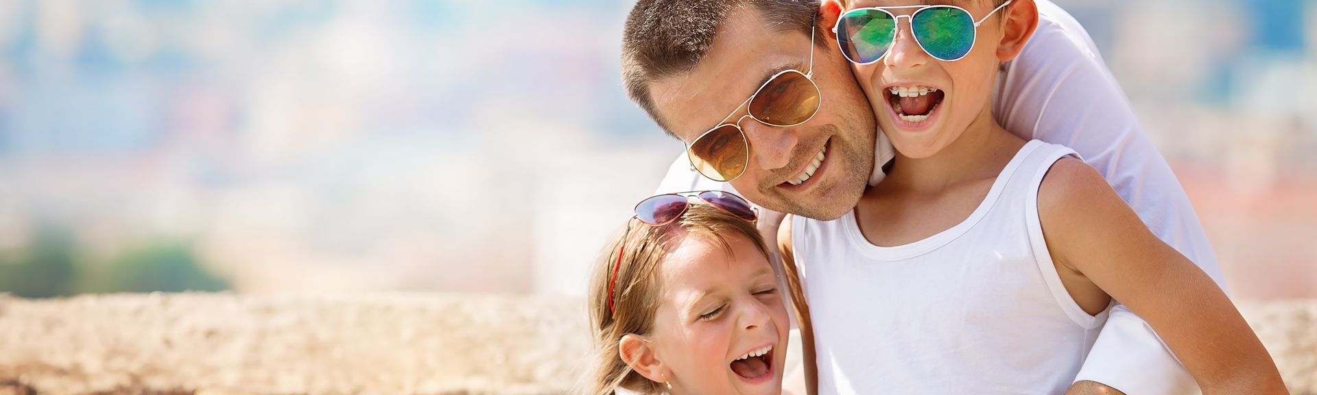Vater am Strand in Tunesien mit seinen Kindern