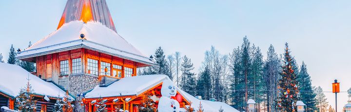 Schneemann vor dem Santa Office in Santa Claus Village in Rovaniemi, Lapland, Finland