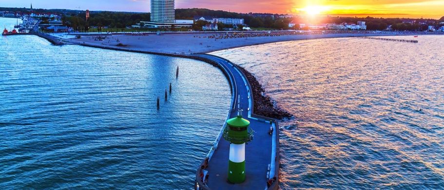 Leuchtturm am Strand von Travemuende