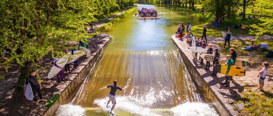 Familienurlaub München Surfer auf dem Fluss Isar