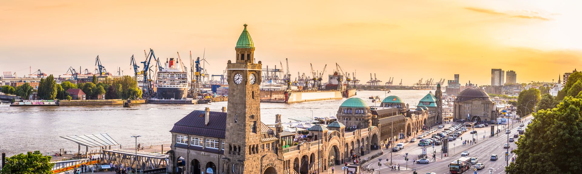Blick auf den Hamburger Hafen mit Krähnen und Schiffen im Hintergrund