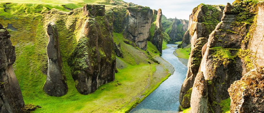 Fluss Fjadrá fließt durch den Canyon