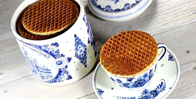 Stroopwaffels sind mit Karamell gefüllt und werden traditionell zu Kaffee, Tee oder Kakao gereicht. Sie werden vor dem Verzehr auf die Tasse gelegt, um die Waffel zu erwärmen und den Sirup darin zu verflüssigen.