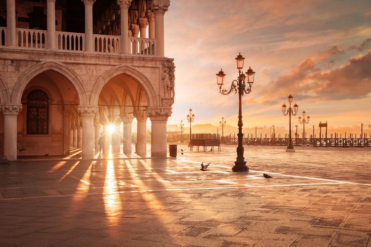 Der Markusplatz in Venedig bei Sonnenuntergang, mit der Campanile.