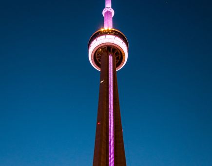 Alles überragender CN Tower bei Nacht