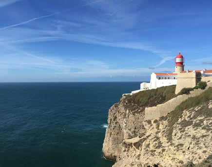 Steile Fels-Küste in Portugal mit Gebäuden und Meer