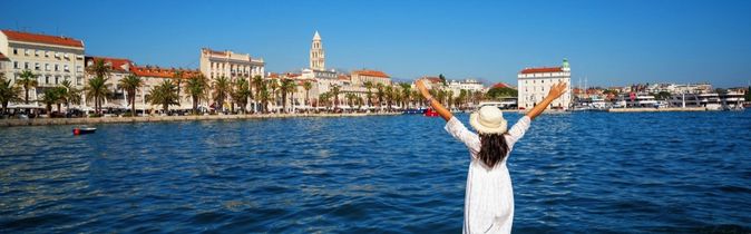 Frau freut sich und blickt dabei auf die Altstadt von Split