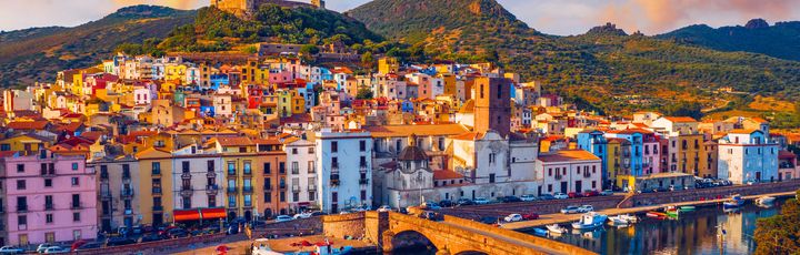 Eine Stadtansicht mit bunten Gebäuden und einem Fluss.