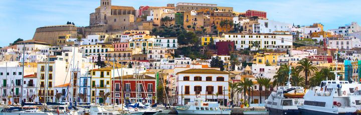 Blick auf die farbenfrohe Altstadt von Ibiza und den Hafen