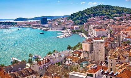 Eine Luftaufnahme einer Küstenstadt mit einer Insel und dem Meer.