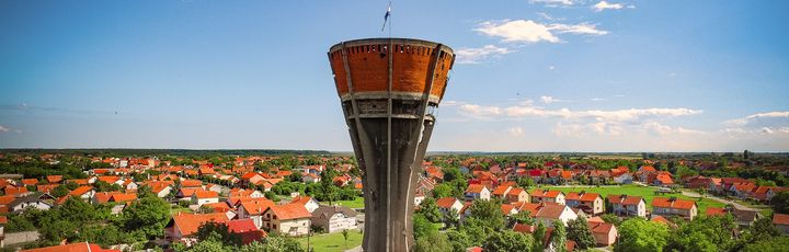 Ein Wasserturm in einer Stadt.
