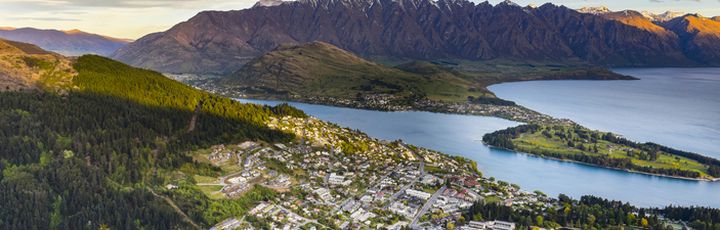 Eine Berglandschaft mit Seen und Flüssen.