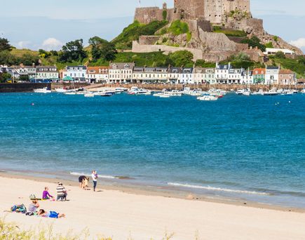 Strand mit Blick auf Mont Orgueil Castle