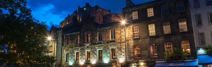Grassmarket Cafes zur blauen Stunde