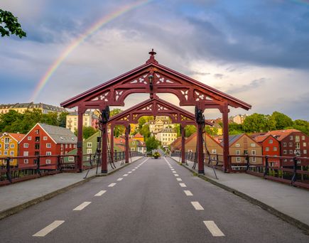 Historische Altstadtbrücke oder Gamle Bybro Brücke in Trondheim, Regenbogen am Himmel