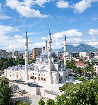 Namazgah-Moschee Die Moschee in Tirana gilt als das größte muslimische Gotteshaus auf dem Balkan