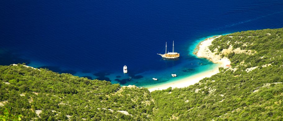 Kroatien Strand Urlaub Istrien Bucht mit Segelbooten auf Cres