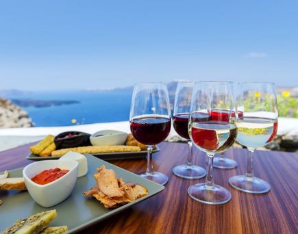 Eine Weinprobe mit Gläsern Wein und Speisen.