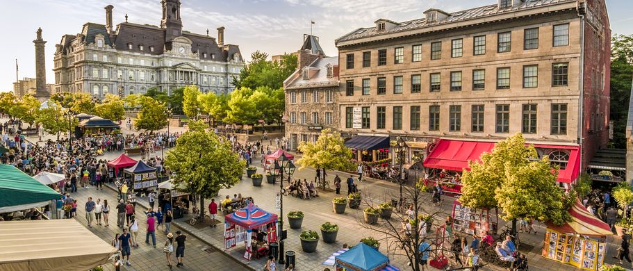 Blick auf die Straßenzüge der Altstadt von Montreal mit kleinen Ständen 