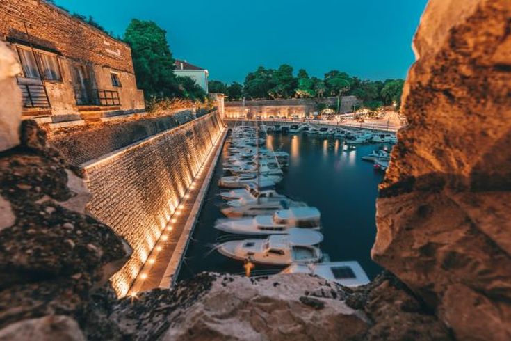 Ein Hafen mit Booten und Gebäuden am Wasser.