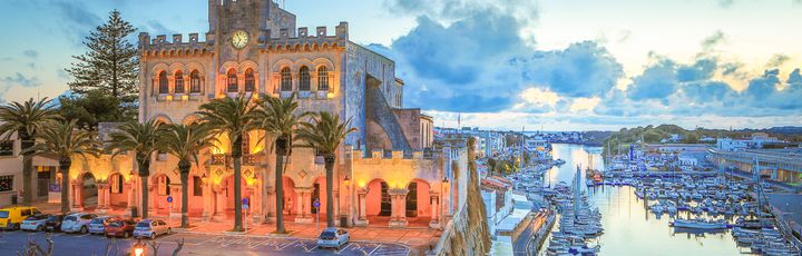 Eine Stadtansicht von Ciutadella auf Menorca mit einer Kathedrale.