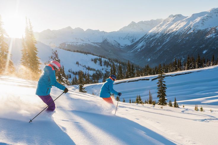 Skifahrer beim Sonnenuntergang