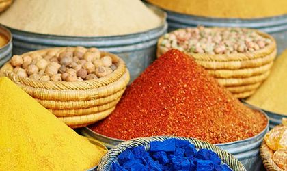 Vielfältige Gewürzhügel in kräftigen Farben auf einem traditionellen Basar – ein Fest für die Sinne.