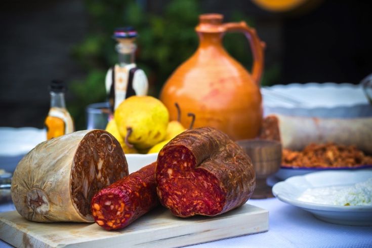 Eine Platte mit Käse und Brot.