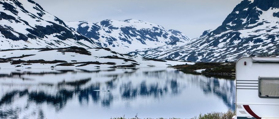 Camper am See im Winter, Bergen, Norwegen