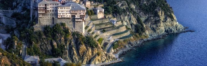 Eine felsige Küstenlinie mit einem Kloster.