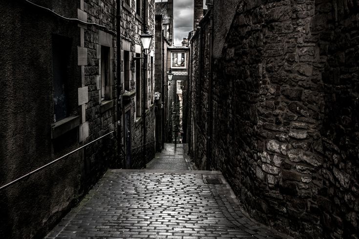 Blick auf die dunkle Gasse.