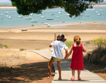Kinder auf dem Weg zum Strand