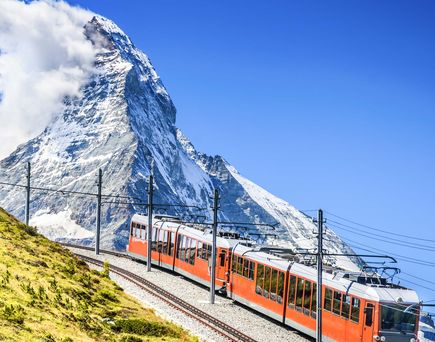 Bergbahn fährt den Berg hinauf