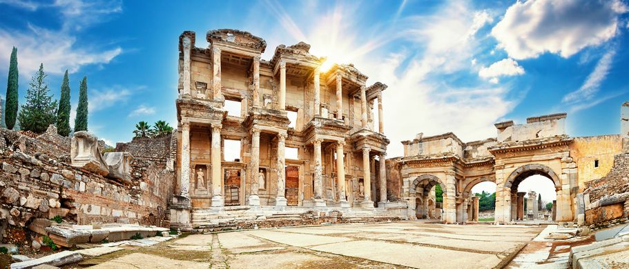 Blick auf die Bibliothek von Ephesus. Blauter Himmel.