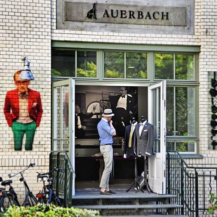 Berlin Städtereisen Urlaub Mann im Eingang einer Boutique