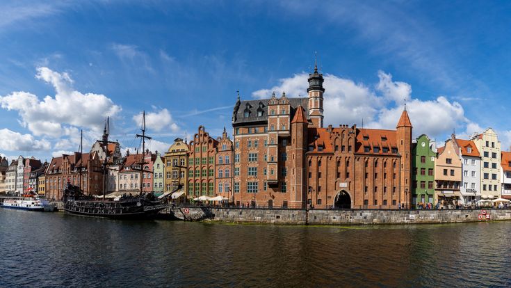 Blick auf die Häuserkulisse entlang des Flusses in Danzig.