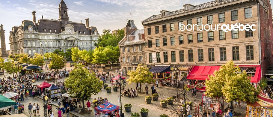 Blick auf die Straßenzüge der Altstadt von Montreal mit kleinen Ständen 