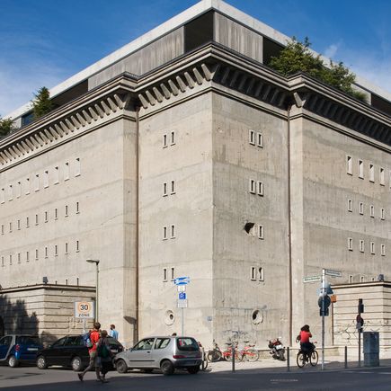 Berlin Städtereisen Urlaub Bunkergebäude in der Stadt