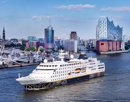 MS Hamburg im Hafen Hamburg vor der Elbphilharmonie