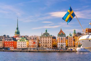Blick über das Wasser hin zu den imposanten Gebäuden Stockholms. 