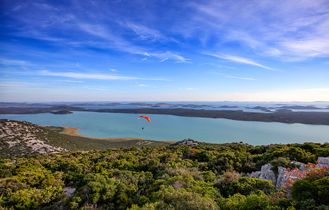 Eine Luftaufnahme eines Sees, umgeben von trockener Landschaft.