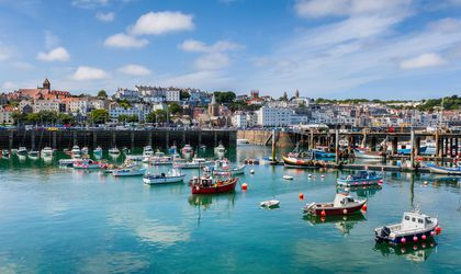 Hafen und die Skyline von Saint Peter Port, Guernsey