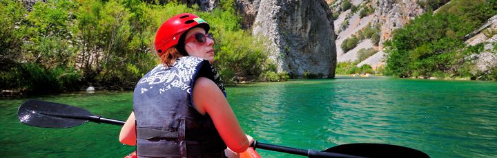 Frau im Kajak in Zrmanja